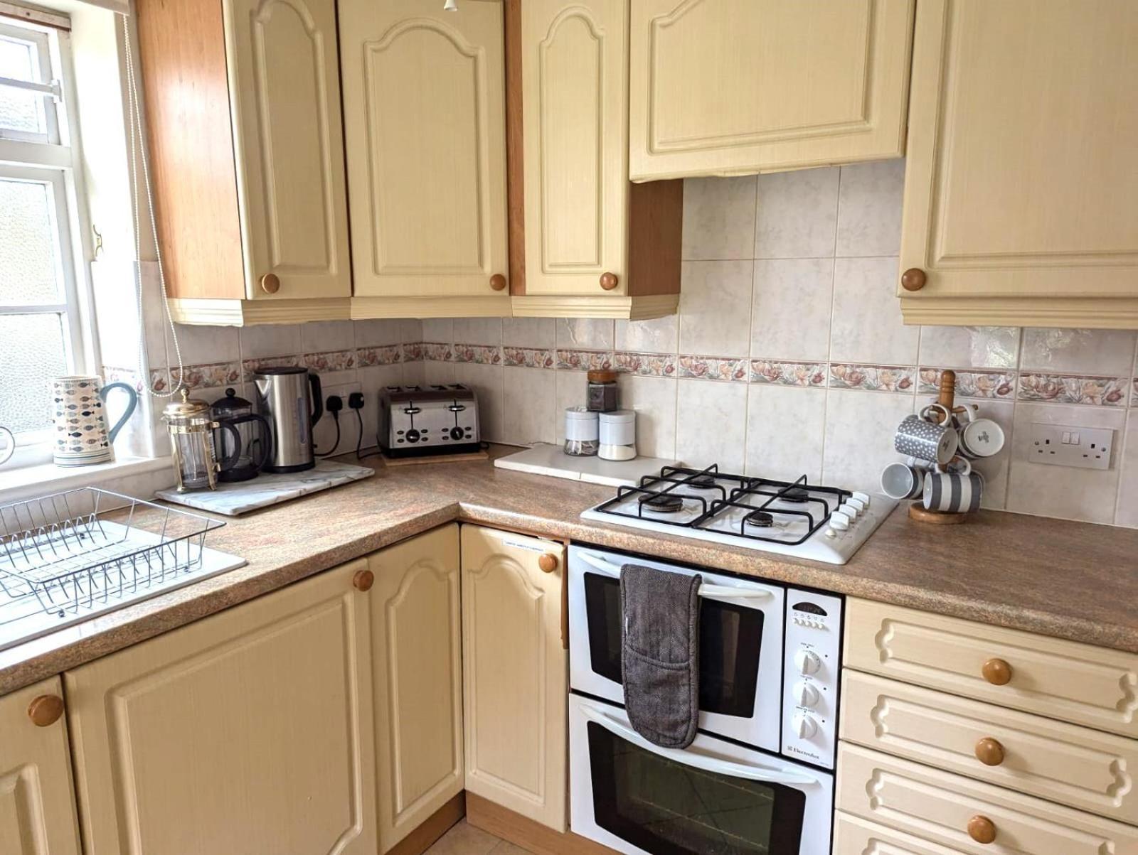 Georgian 2 Bedroom Apartment In Chichester With Free Parking - Chichester Holiday Properties 외부 사진