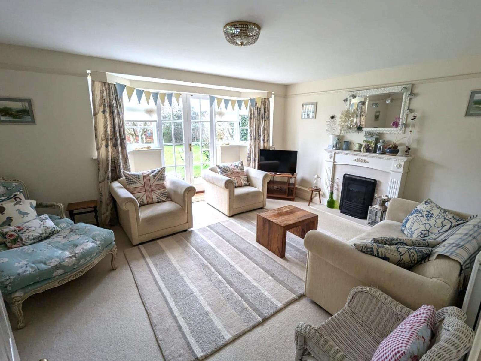 Georgian 2 Bedroom Apartment In Chichester With Free Parking - Chichester Holiday Properties 외부 사진