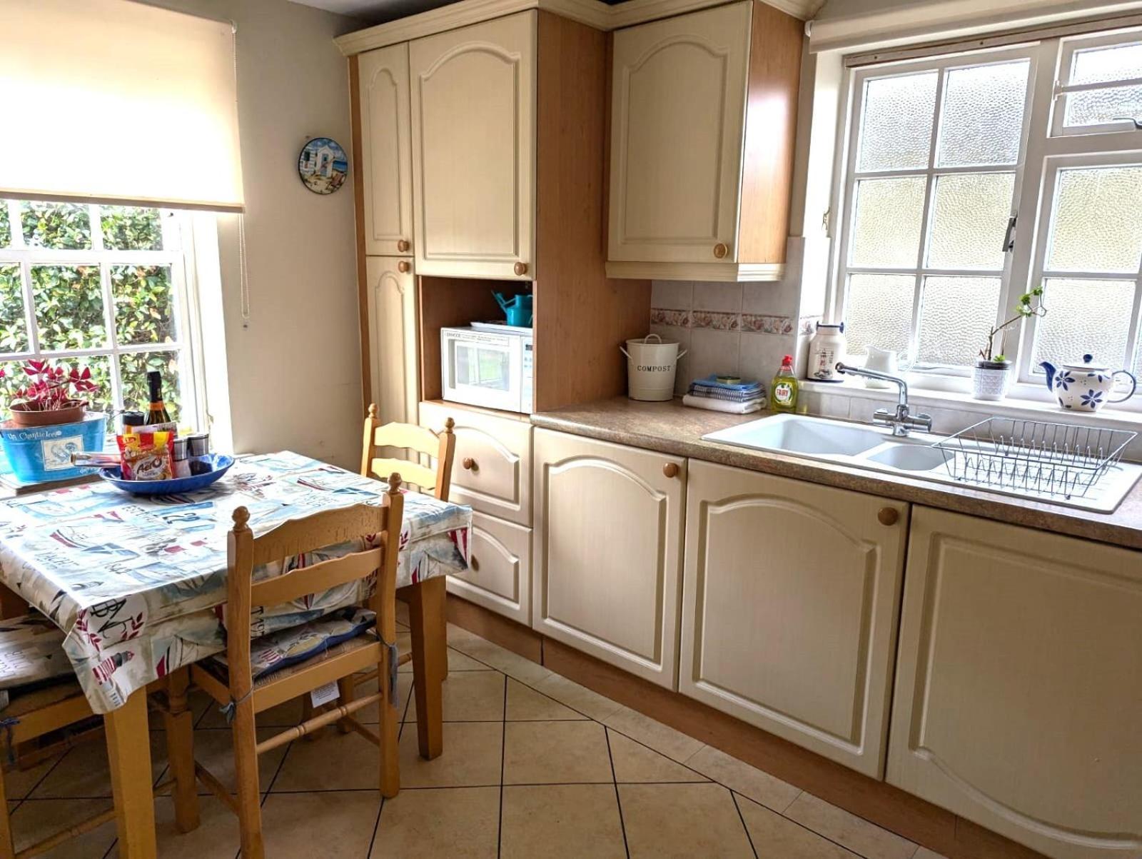 Georgian 2 Bedroom Apartment In Chichester With Free Parking - Chichester Holiday Properties 외부 사진