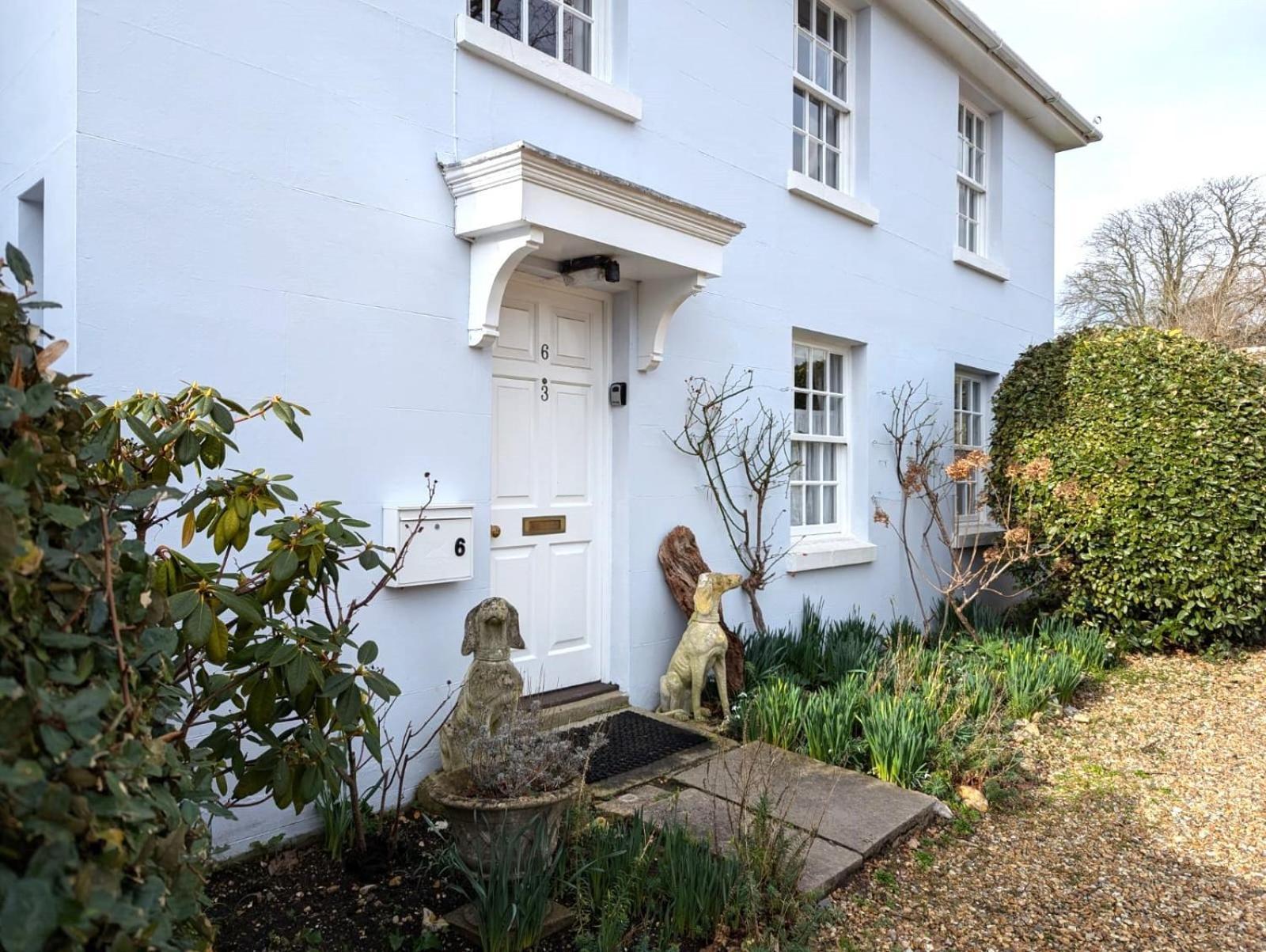 Georgian 2 Bedroom Apartment In Chichester With Free Parking - Chichester Holiday Properties 외부 사진
