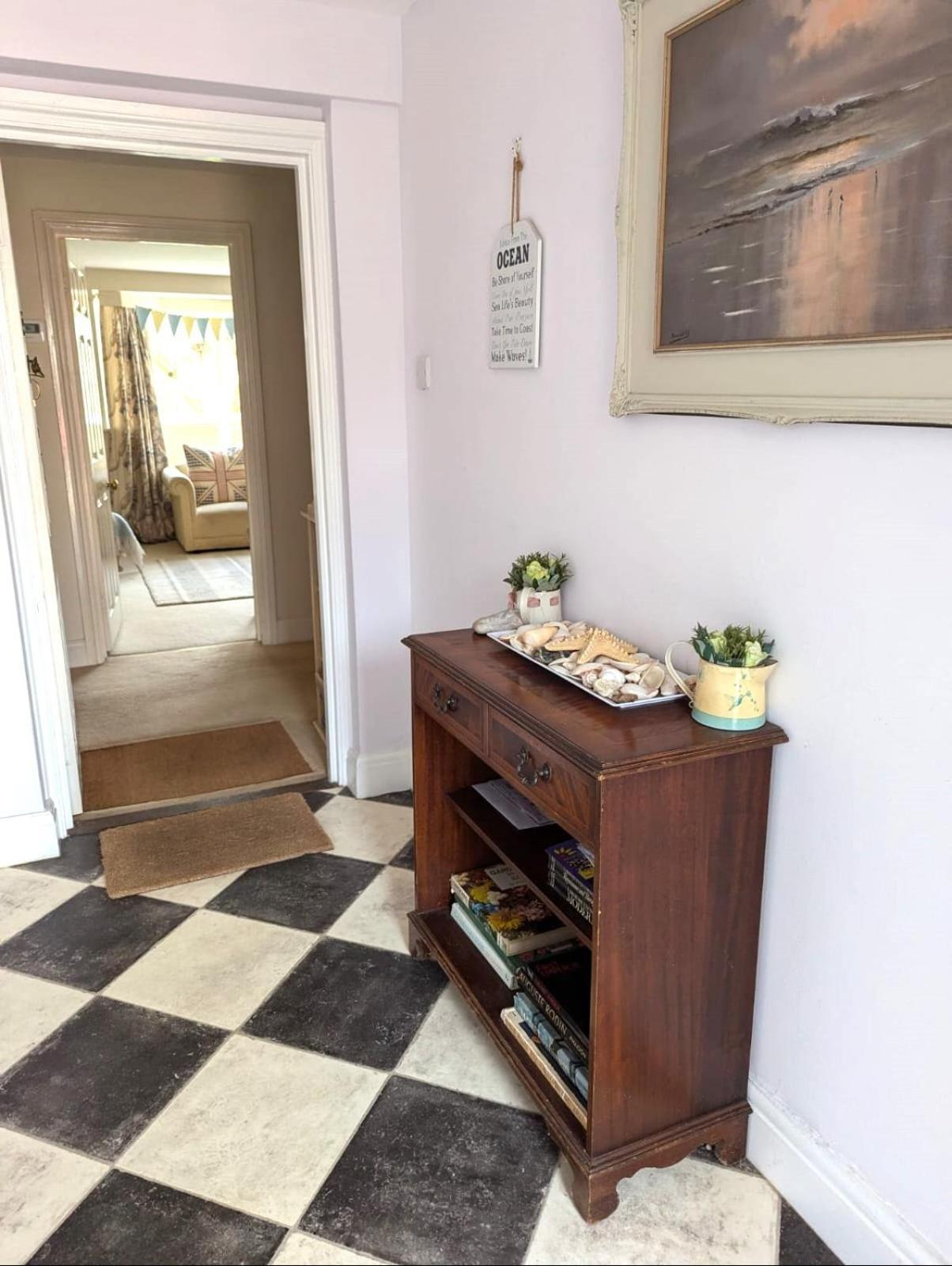 Georgian 2 Bedroom Apartment In Chichester With Free Parking - Chichester Holiday Properties 외부 사진