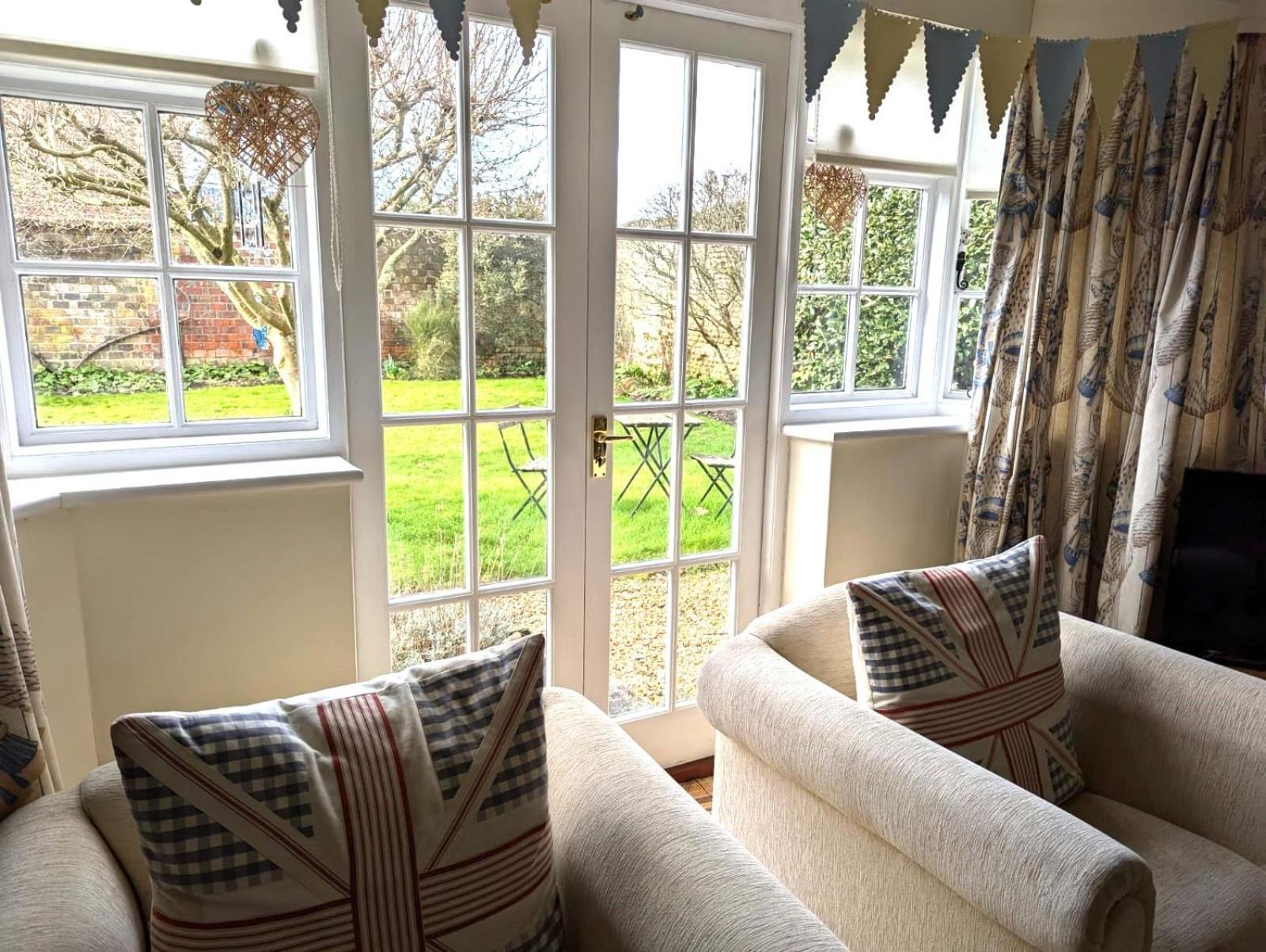 Georgian 2 Bedroom Apartment In Chichester With Free Parking - Chichester Holiday Properties 외부 사진