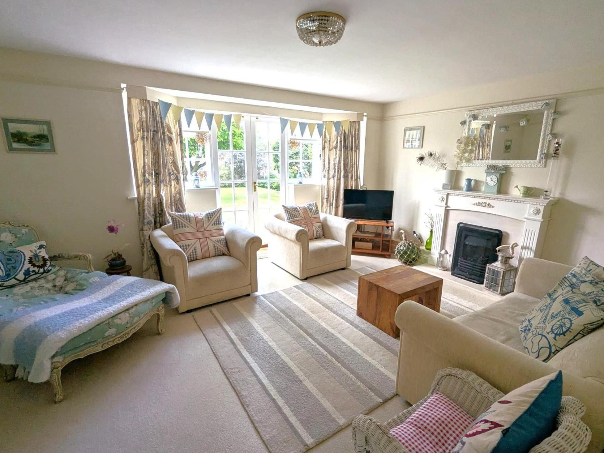 Georgian 2 Bedroom Apartment In Chichester With Free Parking - Chichester Holiday Properties 외부 사진